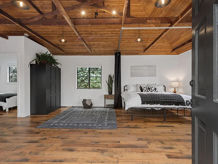 526 Victoria Ave — Photo 13