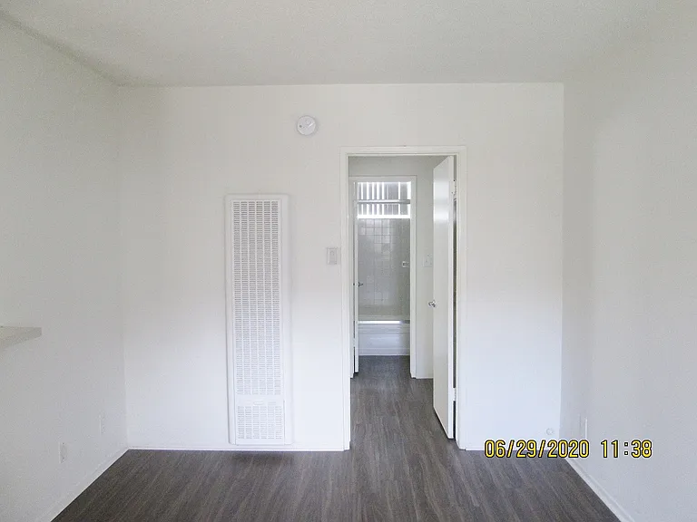 Lido Apartments - 3610 Midvale Ave — Photo 8