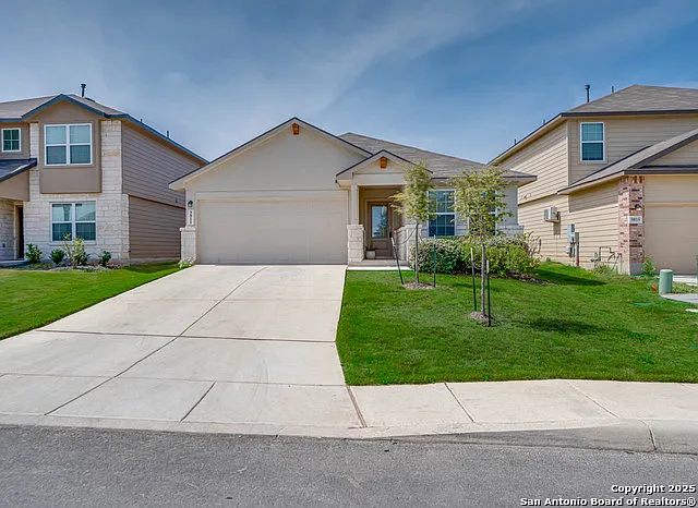 4 bed, 2.0 bath, 1904 sqft, $2,200 — Photo 2