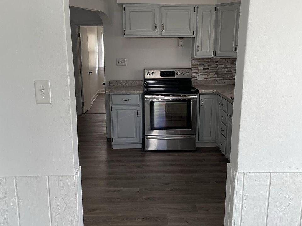 Dining room to kitchen