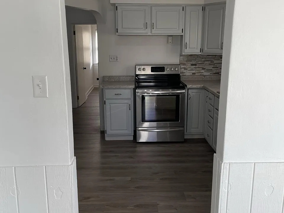Dining room to kitchen