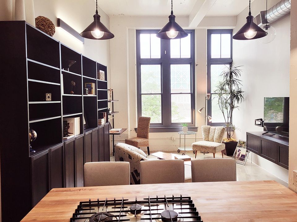 Soaring 14' ceilings - light & open
Elegantly furnished