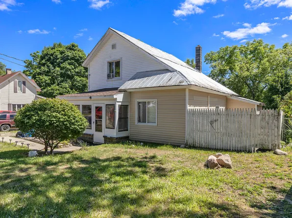 527 Crooks St, Belding, MI 48809