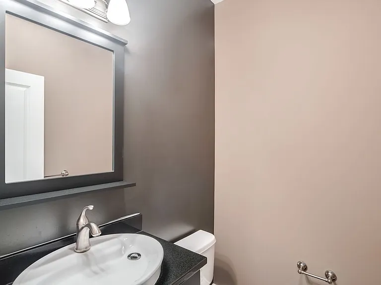 2633 Catharine Street — Photo 4