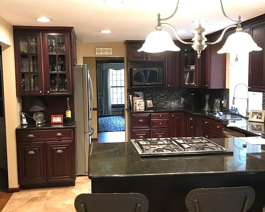 1st image of 9 Elizabeth Ann Dr