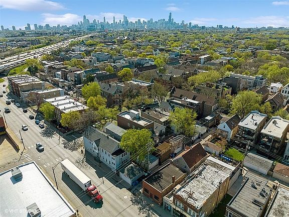 4th image of 2313 W Fullerton Ave