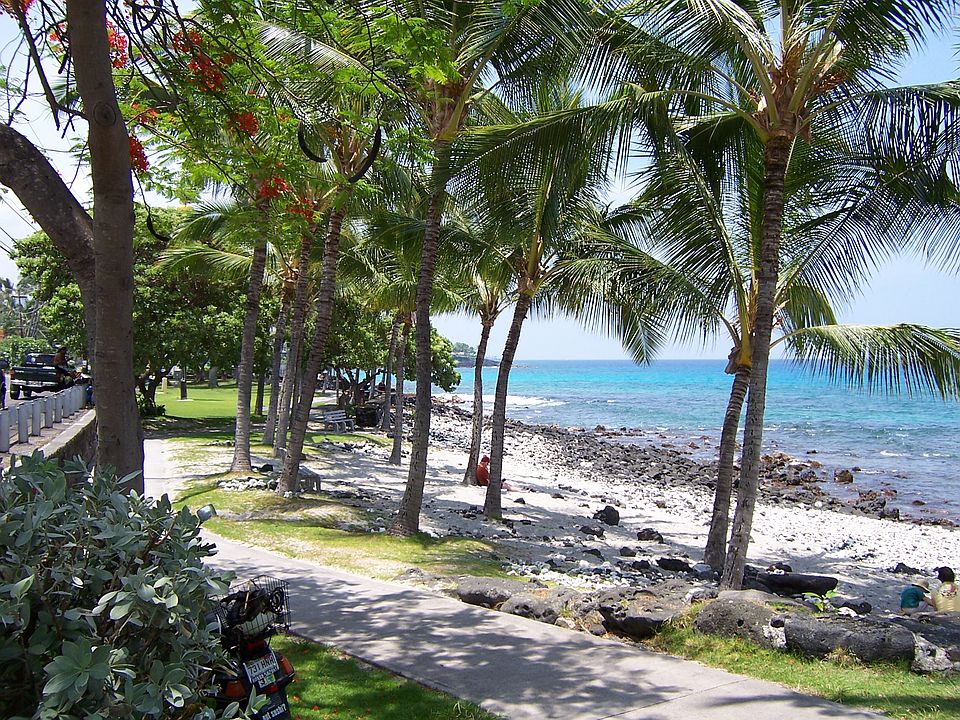 Pahoehoe Beach Park close by