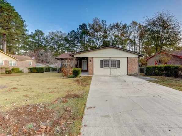 724 Goodyear Dr, Spring Lake, NC 28390