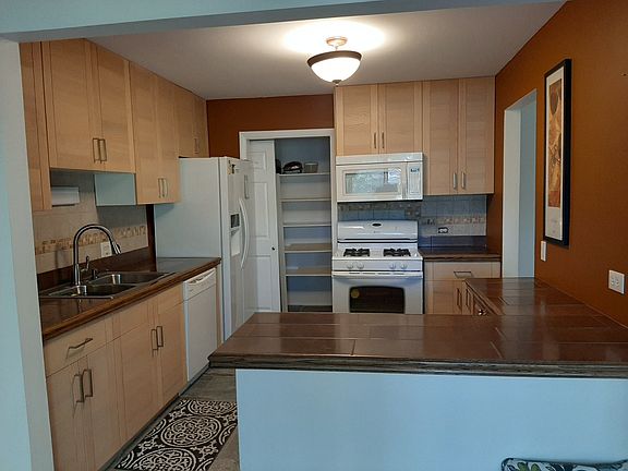 2nd image of 611 Ironwood Ct #2B