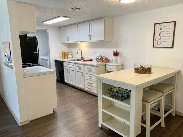Quail Hollow Apartments