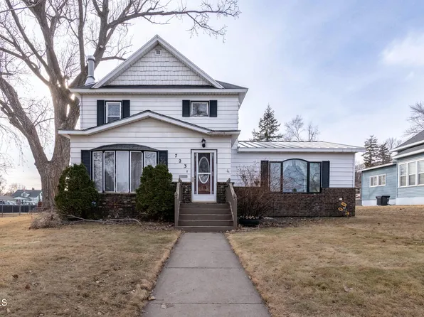 723 4th Ave NW, Valley City, ND 58072