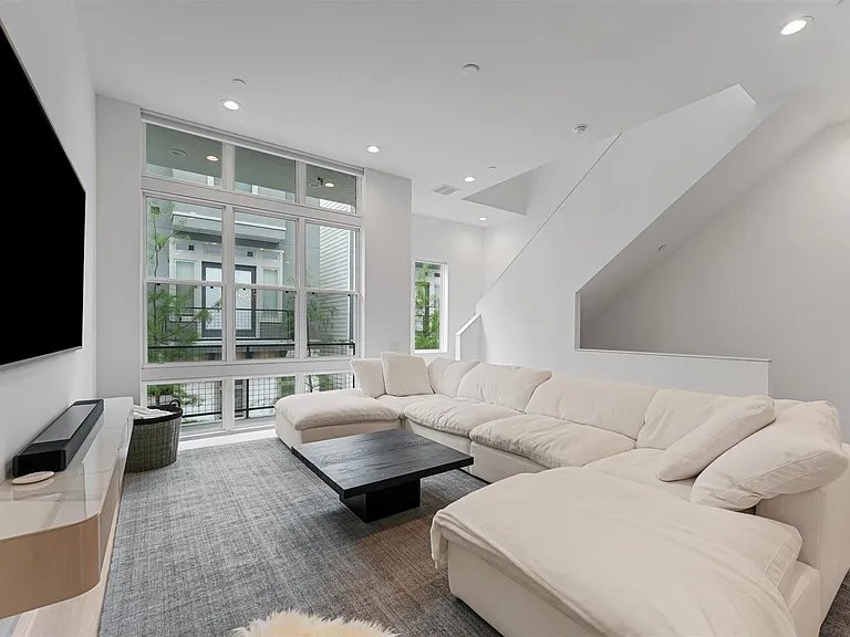 5854 E Post Oak Ln — Photo 2