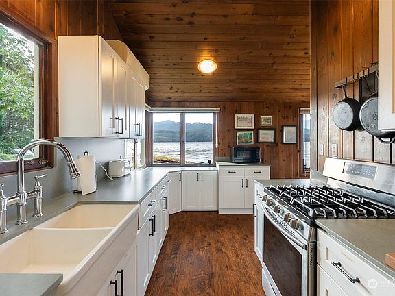 Kitchen with plenty of counter and cabinet space and propane gas range.>