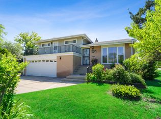 2505 Victor Ave, Glenview, IL 60025