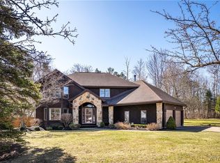 4523 Winding Woods Ln, Hamburg, NY 14075