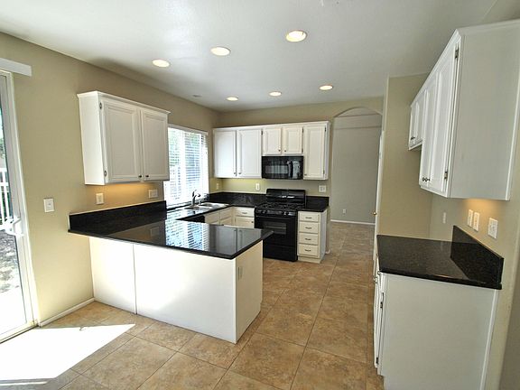 4th image of 32669 Guevara Dr