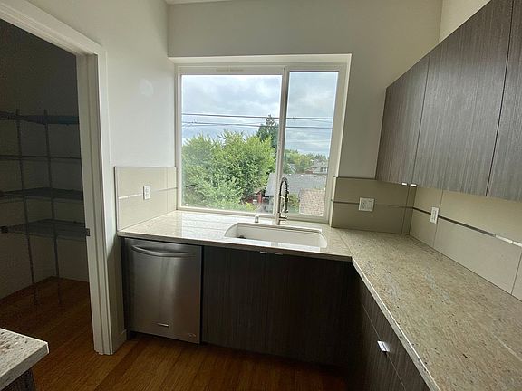 4th image of 5620 Roosevelt Way NE
