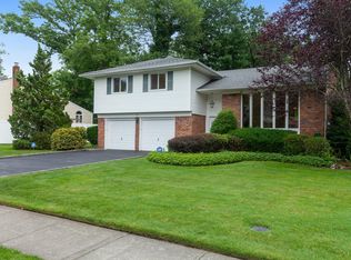 63 Green Dr, Roslyn, NY 11576