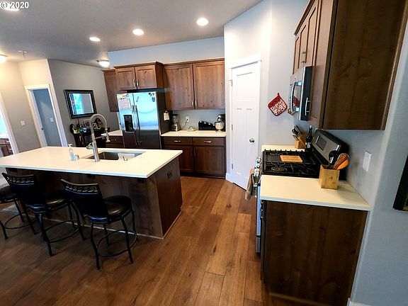 4th image of 1405 NE 48th Cir