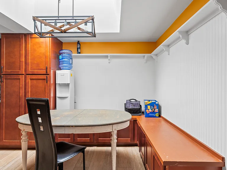 3905 S Elm St — Photo 3