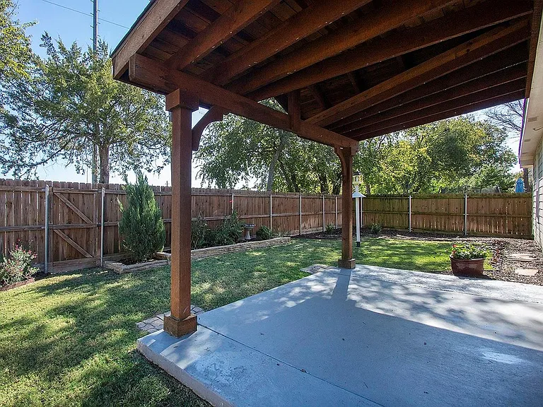 406 Leameadow Dr — Photo 17