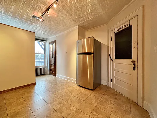 Rented by SERHANT. | media 11