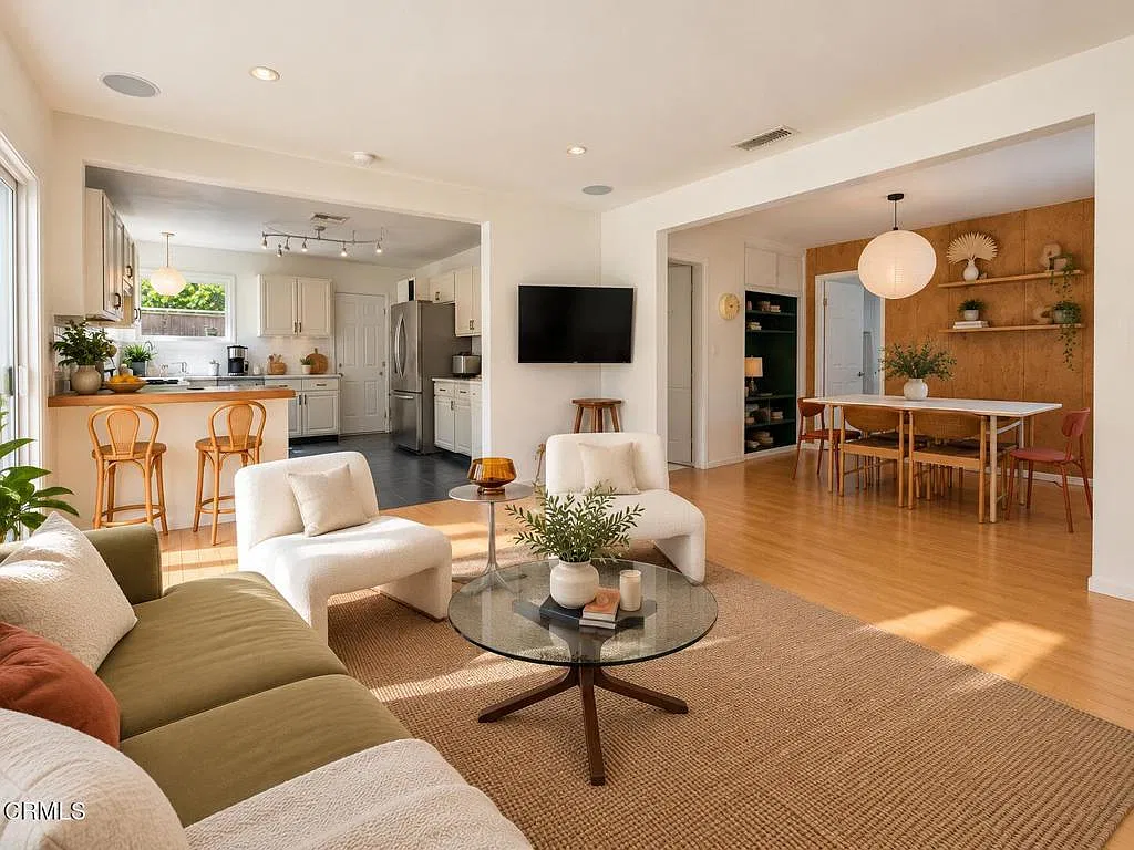2 bed, 2.0 bath, 1023 sqft, $9,000 — Photo 3