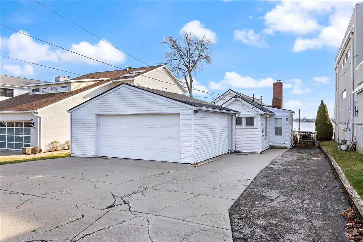 3733 Lake Front St photo 1
