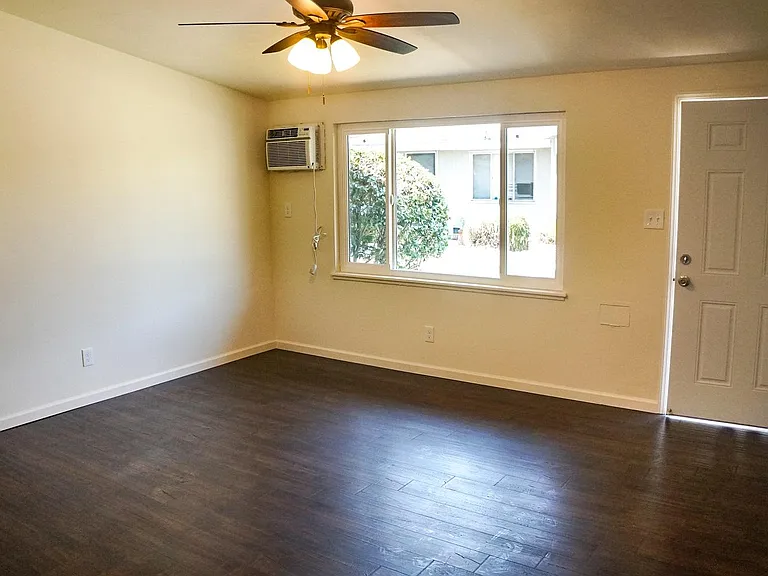 7708 S Pickering Ave #C — Photo 8