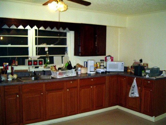 Large Kitchen w/appliances