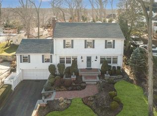 112 Fairview Rd, Farmingdale, NY 11735