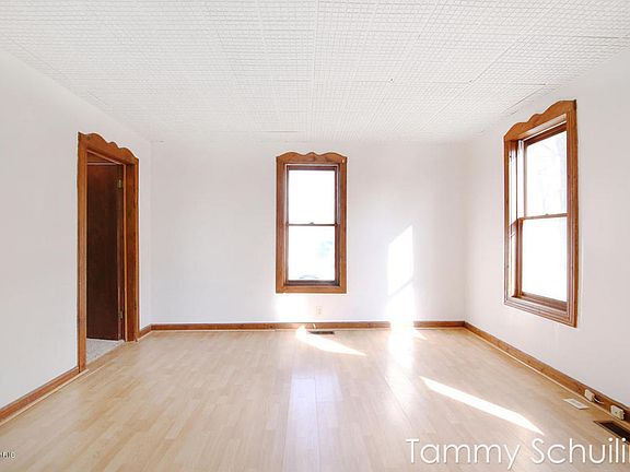 4th image of 33 Probasco St