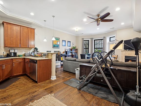 5th image of 929 W Eastwood Ave APT 1W