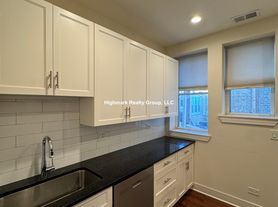 1159 W Lunt Ave