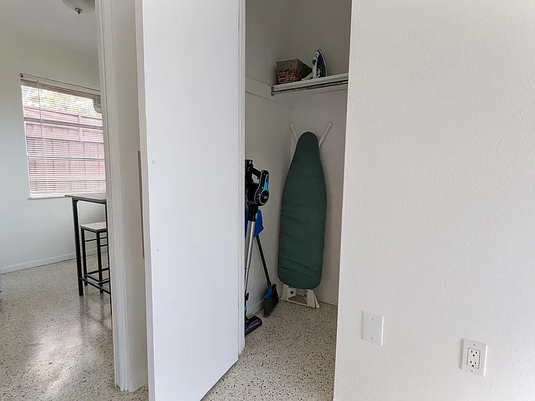 2846 W Tamiami Cir — Photo 15