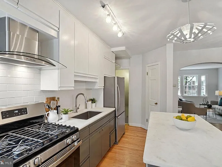 2325 Huidekoper Pl NW — Photo 18
