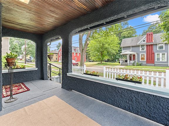 4th image of 372 W Gray St