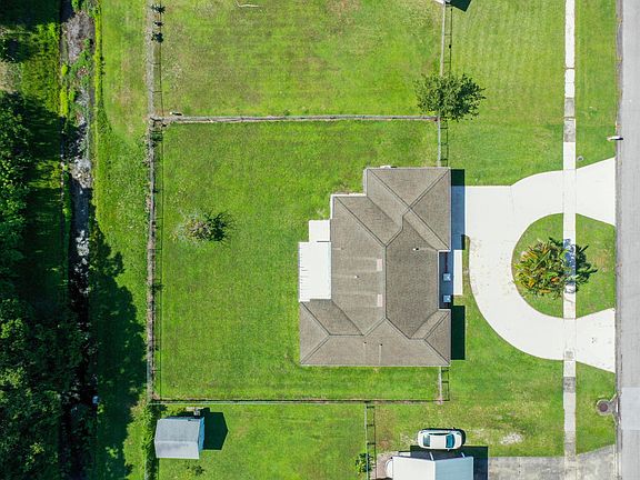 4th image of 810 SW Ivanhoe Drive