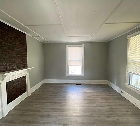 4th image of 302 Farmer St