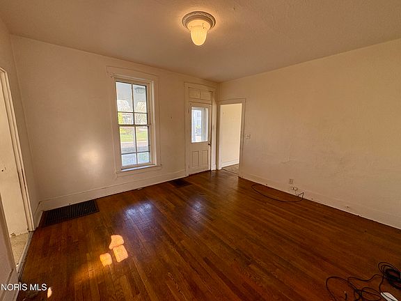 5th image of 372 W Perry St