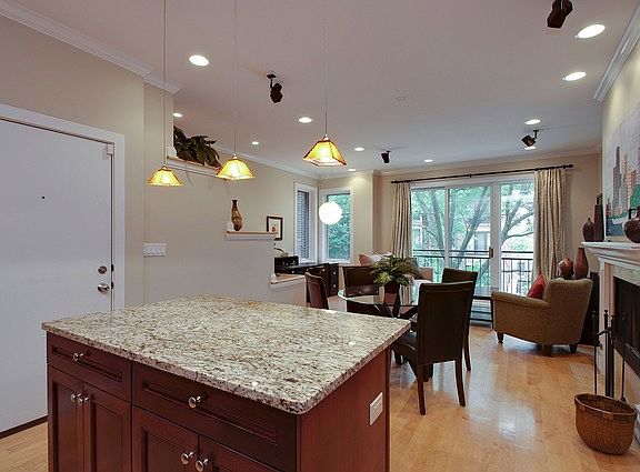 3rd image of 928 N Wolcott Ave #2