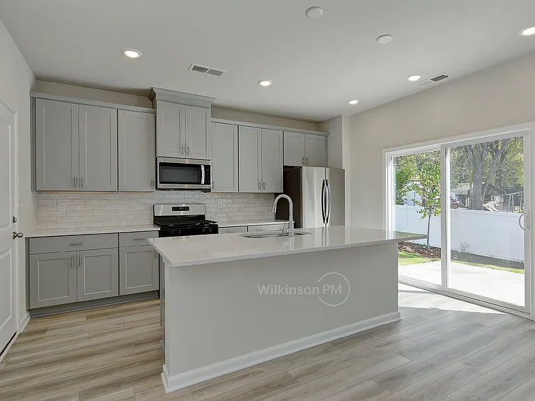 1152 Harland St — Photo 10