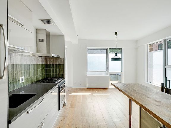 5th image of 69 Berry St #L1