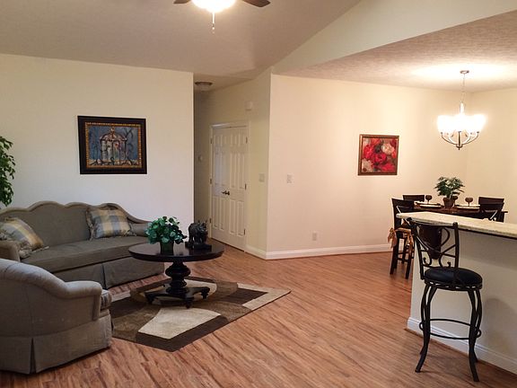 3rd image of 125 Chateau Pl