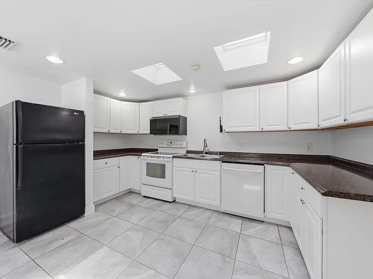 1647 Bay St SE — Photo 10