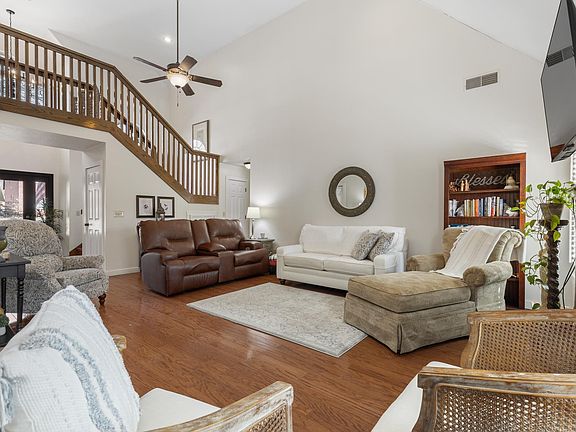 3rd image of 2718 Taylor Dr