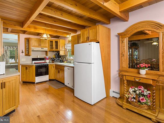 5th image of 37 Maple Shade Ave E
