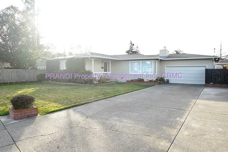 1407 Donna St
