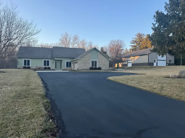 9928 N Woodland Dr, Mooresville, IN 46158