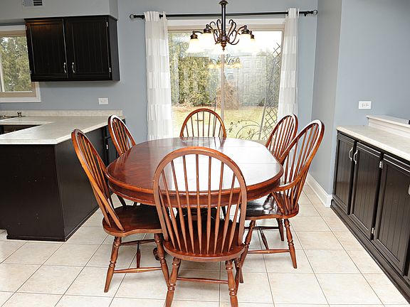 4th image of 204 E Beech Dr